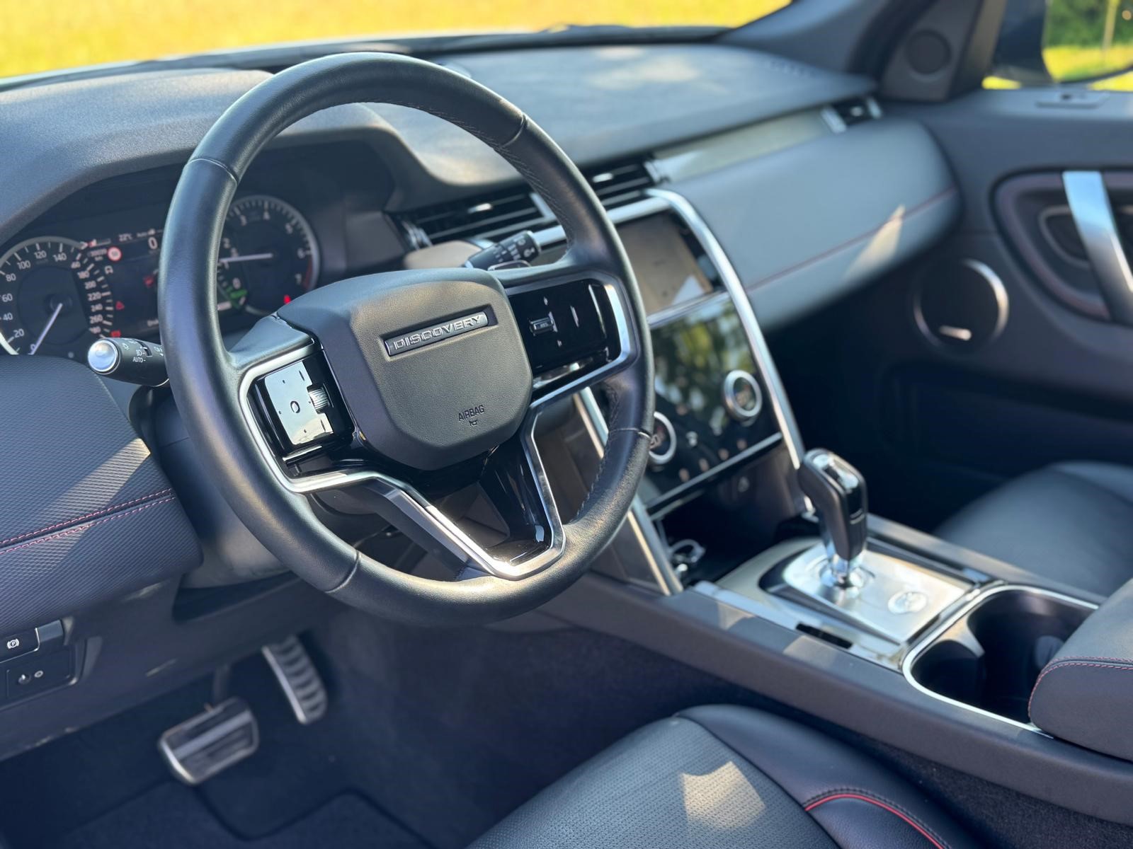 Land Rover Discovery Sport P300e 1.5 R-Dynamic SE | Memory seats | Apple carplay | Lichtmetalen-Velgen | Achteruitrijcamera | foto 2