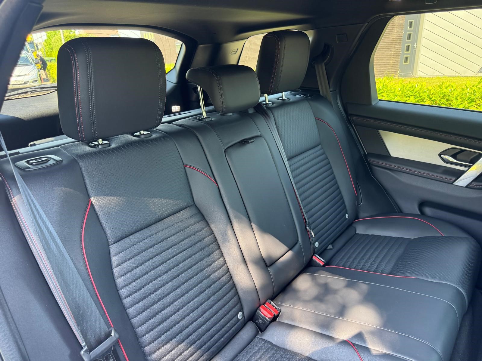 Land Rover Discovery Sport P300e 1.5 R-Dynamic SE | Memory seats | Apple carplay | Lichtmetalen-Velgen | Achteruitrijcamera | foto 4