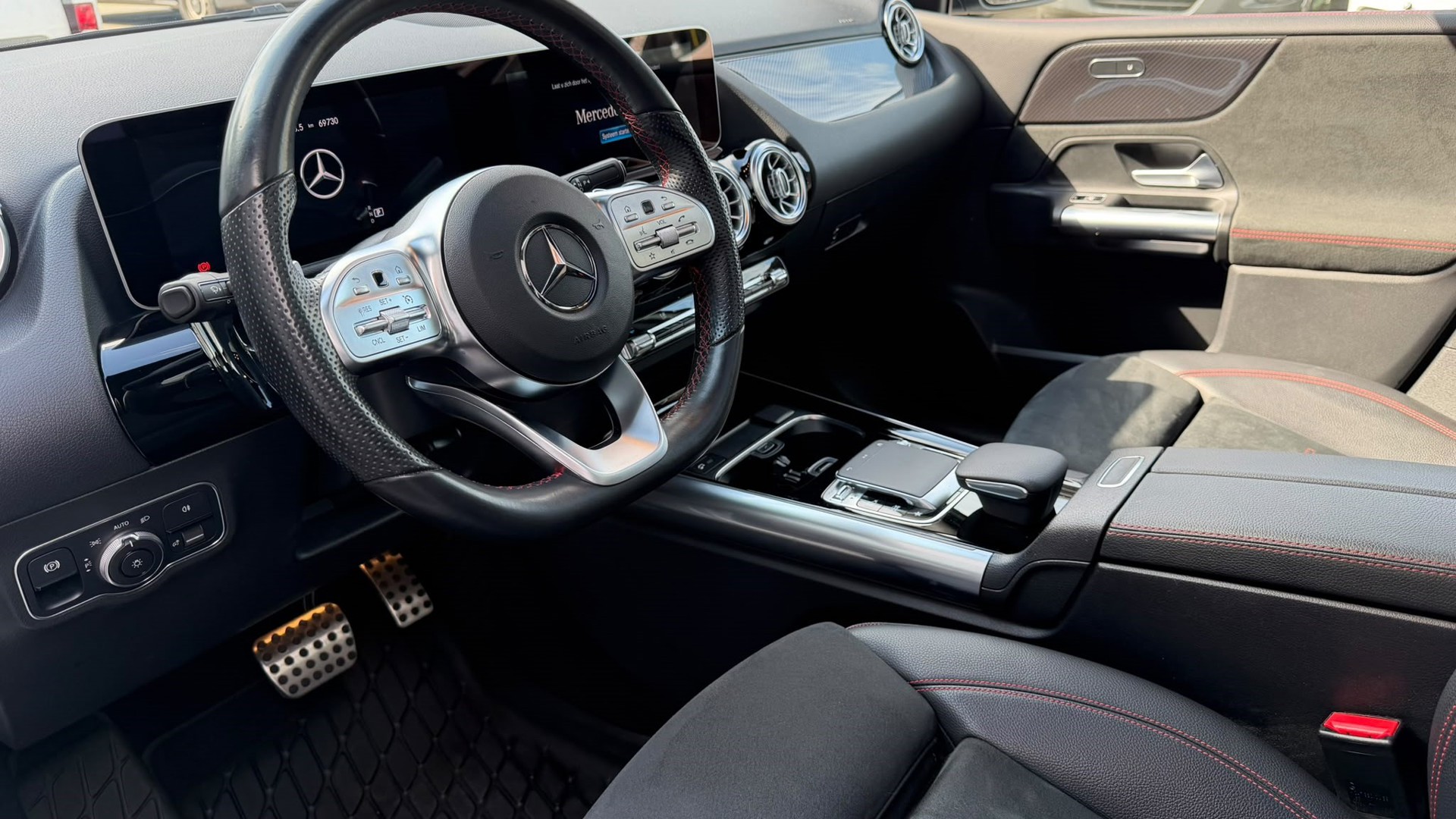 Mercedes-Benz B-klasse 200 Business Solution AMG | AUTOMAAT | Stoelverwarming | Panorama dak | Achteruitrijcamera | Trekhaak | foto 2