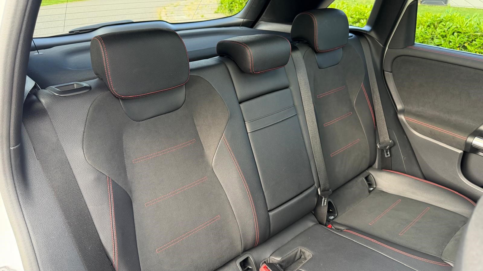 Mercedes-Benz B-klasse 200 Business Solution AMG | AUTOMAAT | Stoelverwarming | Panorama dak | Achteruitrijcamera | Trekhaak | foto 4